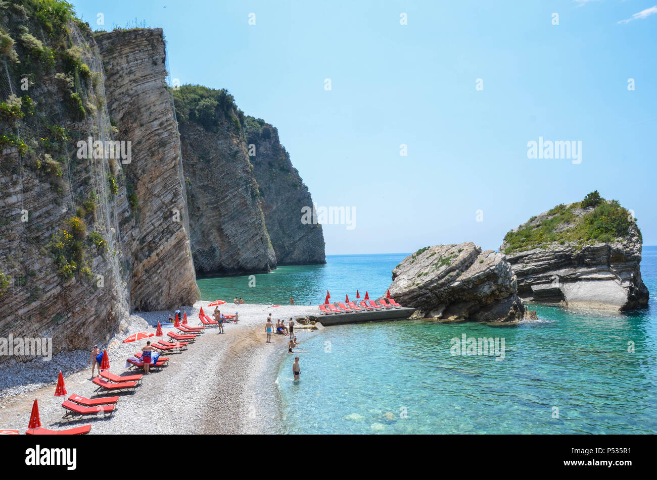 Strand auf der Insel Sveti Nikola (bekannt als 'Hawaii' oder 'Školj'), Budva, Montenegro, Adria, Balkan, Mai 2018 Stockfoto