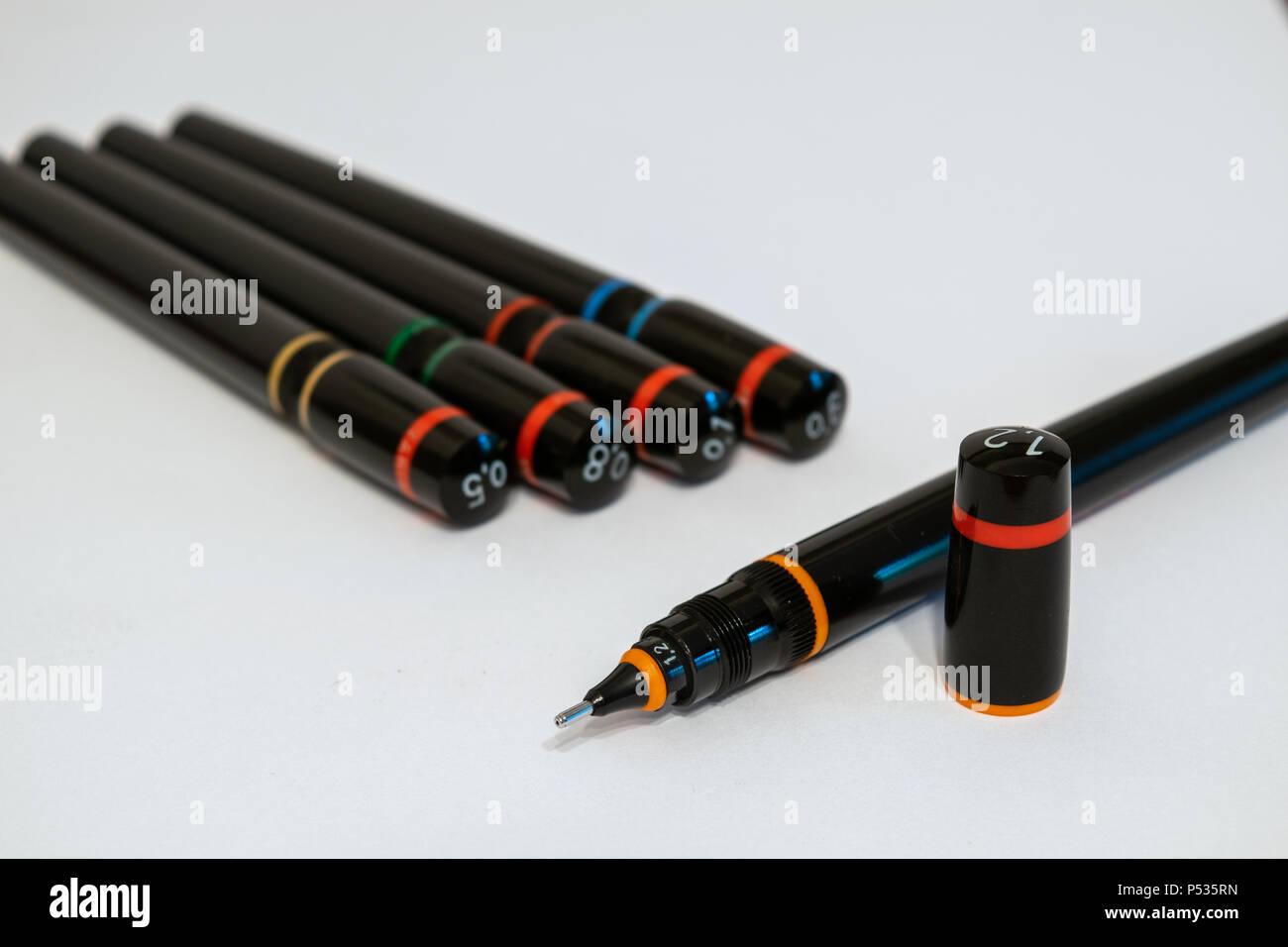 Technische Stifte (RAPIDOGRAPH) auf weißem Hintergrund Stockfoto