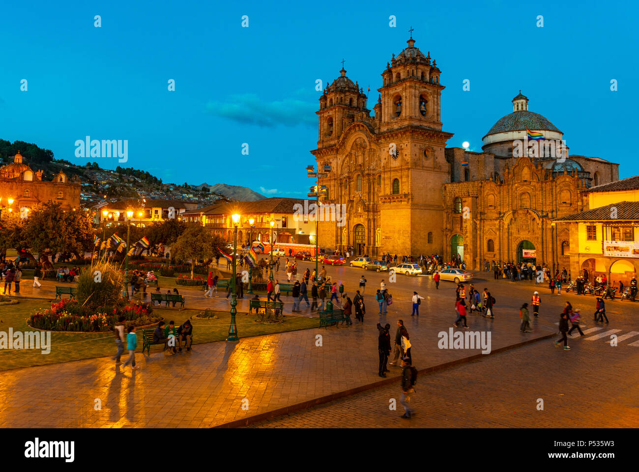 Großer Reichtum an der Plaza de Armas, den Hauptplatz von Cusco mit ihrer Kathedrale nach Sonnenuntergang während der blauen Stunde und Unschärfe Bewegung von Menschen, Peru. Stockfoto
