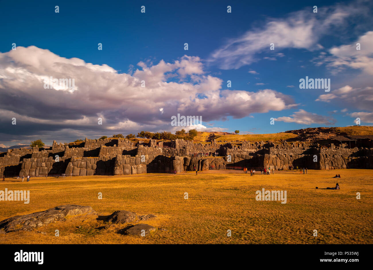 Lange Exposition der Sacsayhuaman Inka Ruine mit Motion Blur von Touristen zu Fuß rund um den Ort in der Nähe von Cusco, Peru, Südamerika. Stockfoto