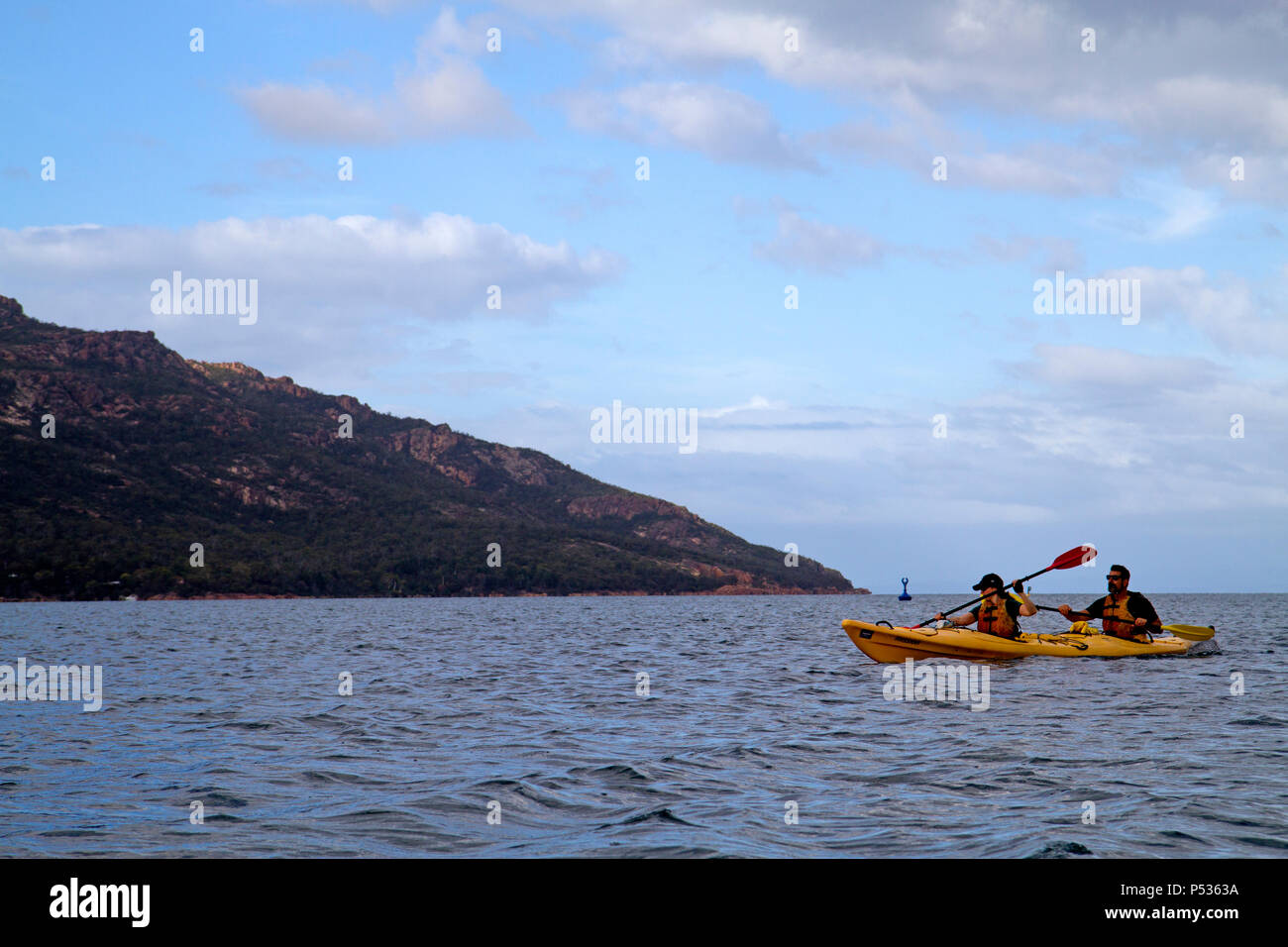 Kajak an der Coles Bay auf der Freycinet Halbinsel Stockfoto