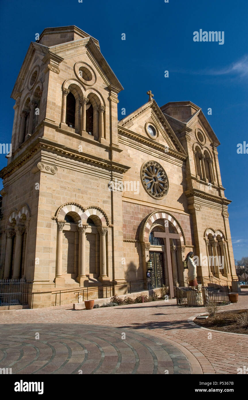 Einen imposanten Blick auf die Kathedrale und die Kirche von San Francesco in Assisi in Santa Fe, NM Stockfoto