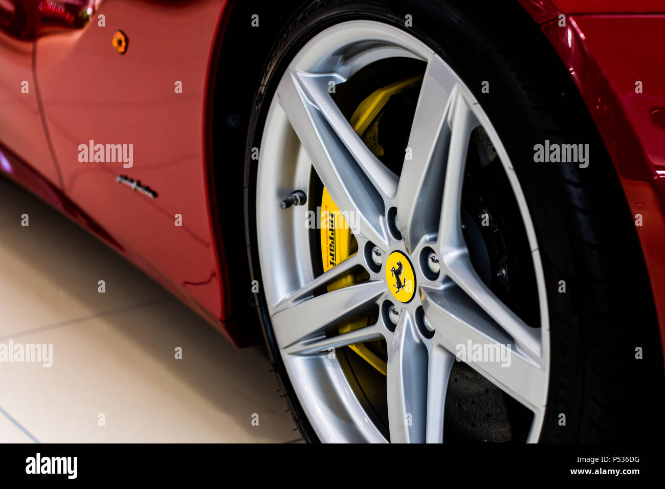 Das Rad eines modernen Ferrari F12 super Auto. Stockfoto