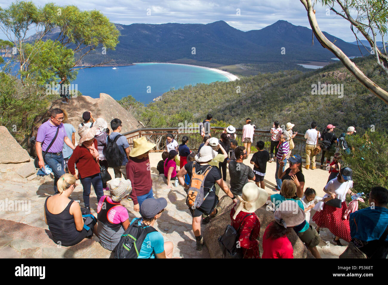 Eine Masse von Besuchern am Wineglass Bay Lookout Stockfoto