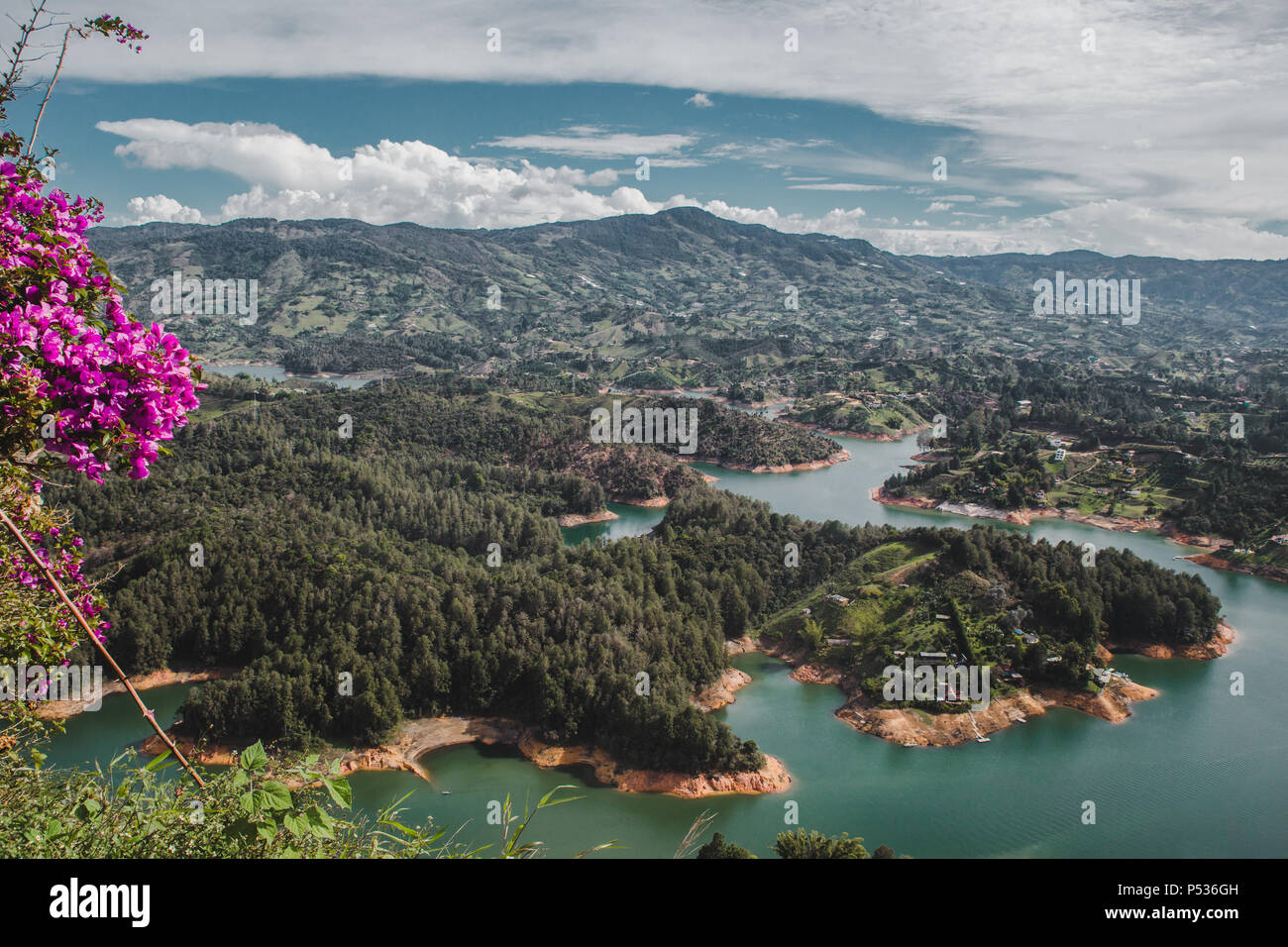 Blick von La Piedra Rock über die Laguna de Guatapé, einem künstlichen See & Inseln, einem beliebten touristischen Tag hat Reise von Medellín Gegend geworden, Kolumbien Stockfoto