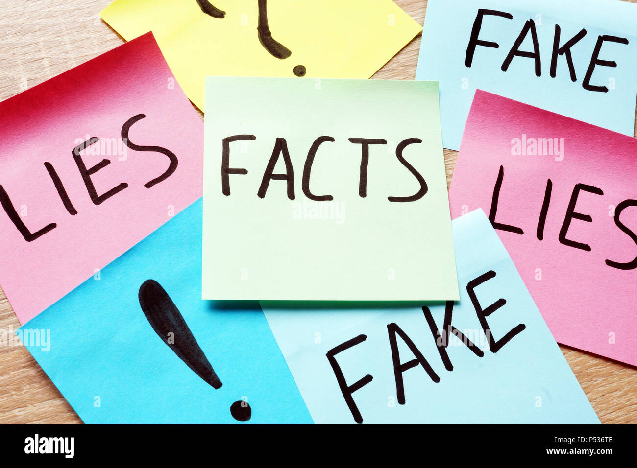 Memo Sticks mit Worten Fakten, Lügen und Fälschungen. Moderne aktuelles Konzept. Stockfoto