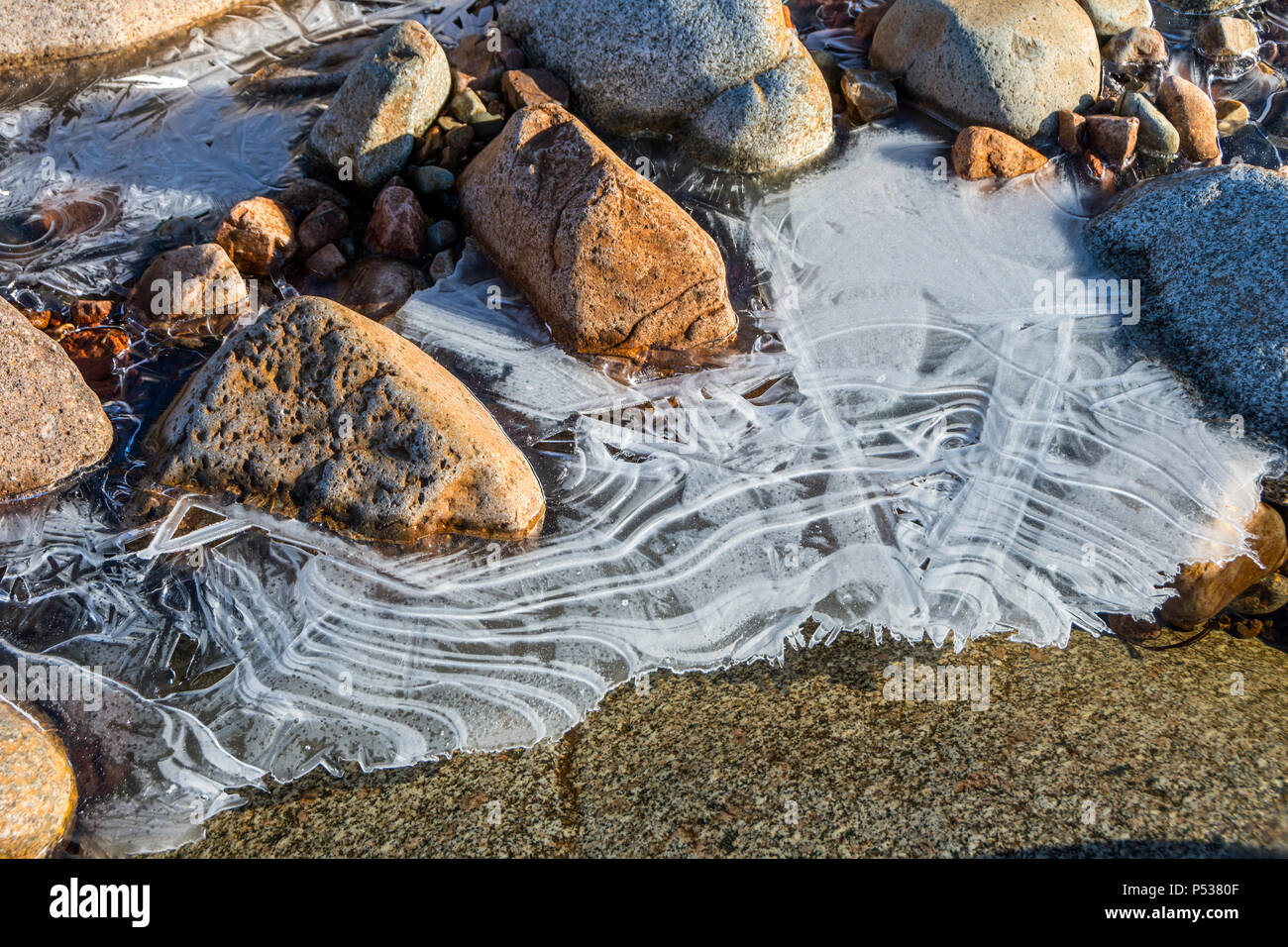 Eis und Felsen am Fluss Coupall, Rannoch Moor, Hochland, Schottland, Großbritannien Stockfoto