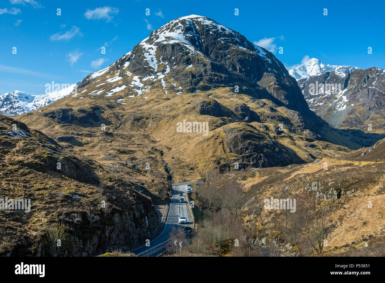 Beinn Fhada in der Bidean nam Bian Reichweite und die moderne A82 Trunk Road, von der alten militärischen Straße, Glencoe, Hochland, Schottland, Großbritannien Stockfoto