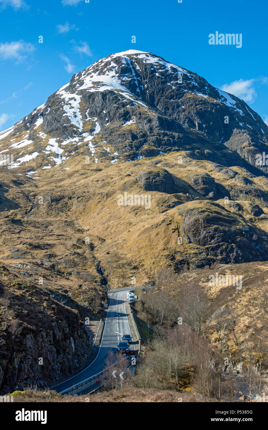 Beinn Fhada in der Bidean nam Bian Reichweite und die moderne A82 Trunk Road, von der alten militärischen Straße, Glencoe, Hochland, Schottland, Großbritannien Stockfoto