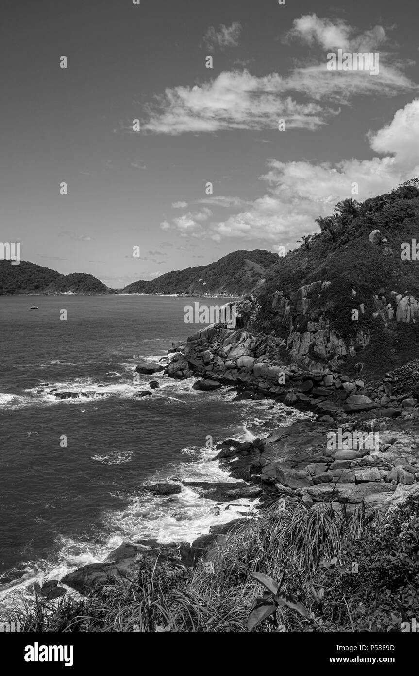 Stadt Guaruja Brasilien Blick in die Natur Meer Steine Wellen schwarz weiß Stockfoto