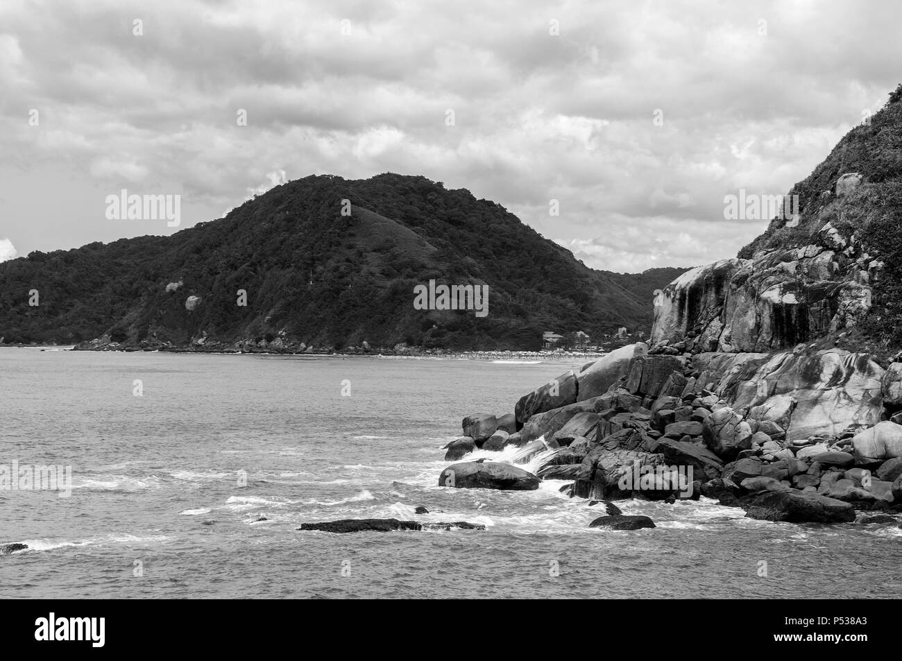 Stadt Guaruja Brasilien Blick in die Natur Meer Landschaft ufer Steine Wellen Stockfoto