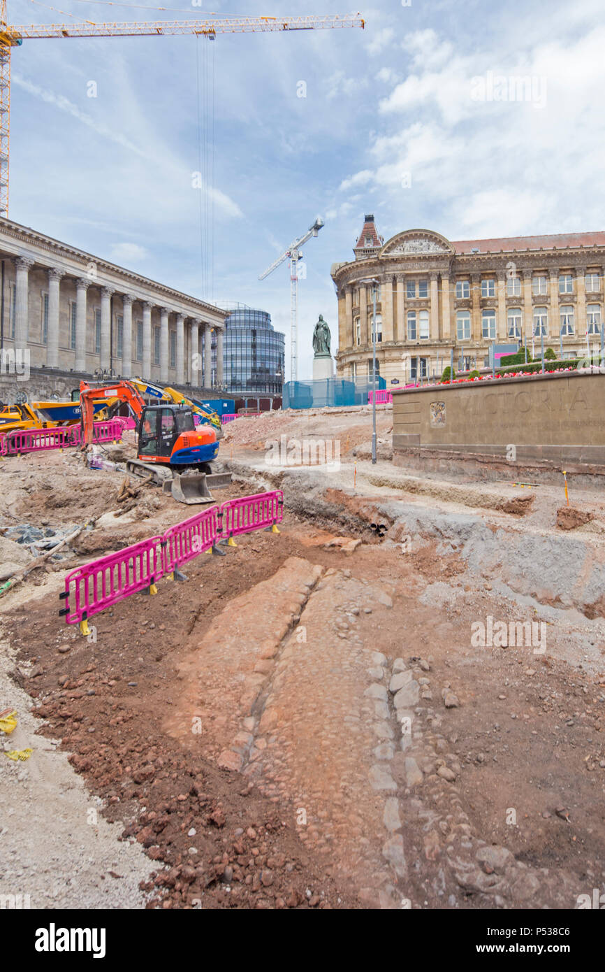 Eine vermutete Römischen oder die Sächsische Straße hat unter den Victoria Square im Zentrum von Birmingham entdeckt worden, während die Bagger für den neuen U-Bahn-Linie, England. Stockfoto