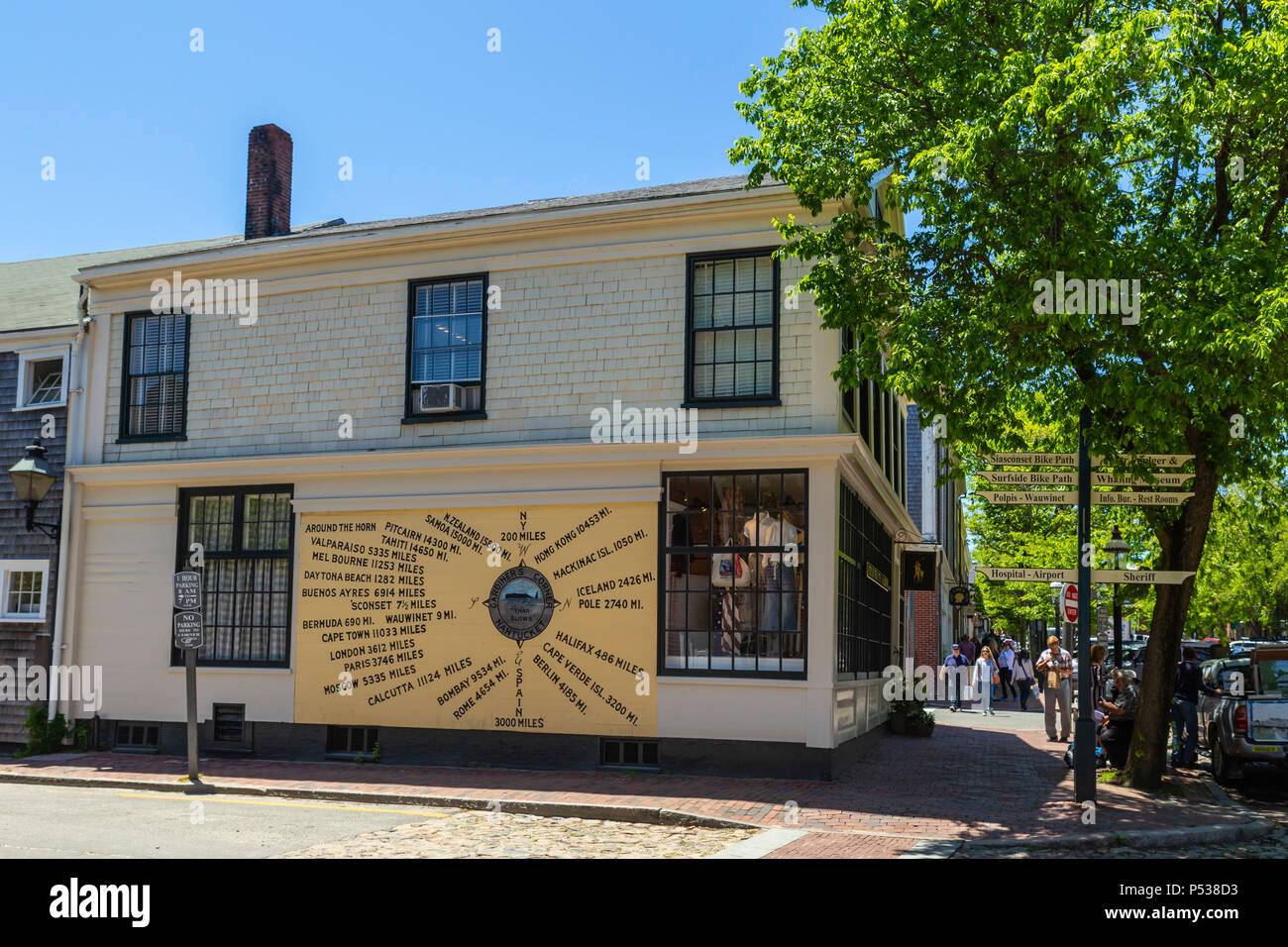 Gardiner's Corner mit seinem Kompass-Rosengemälde auf der Main Street in Nantucket, Massachusetts. Stockfoto