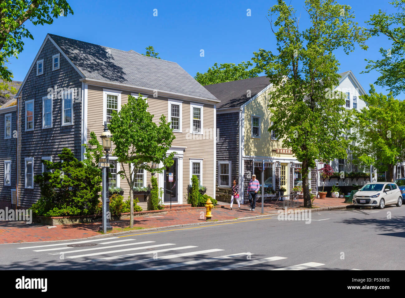 Gebäude und Geschäfte entlang der Breiten Straße in Nantucket, Massachusetts. Stockfoto