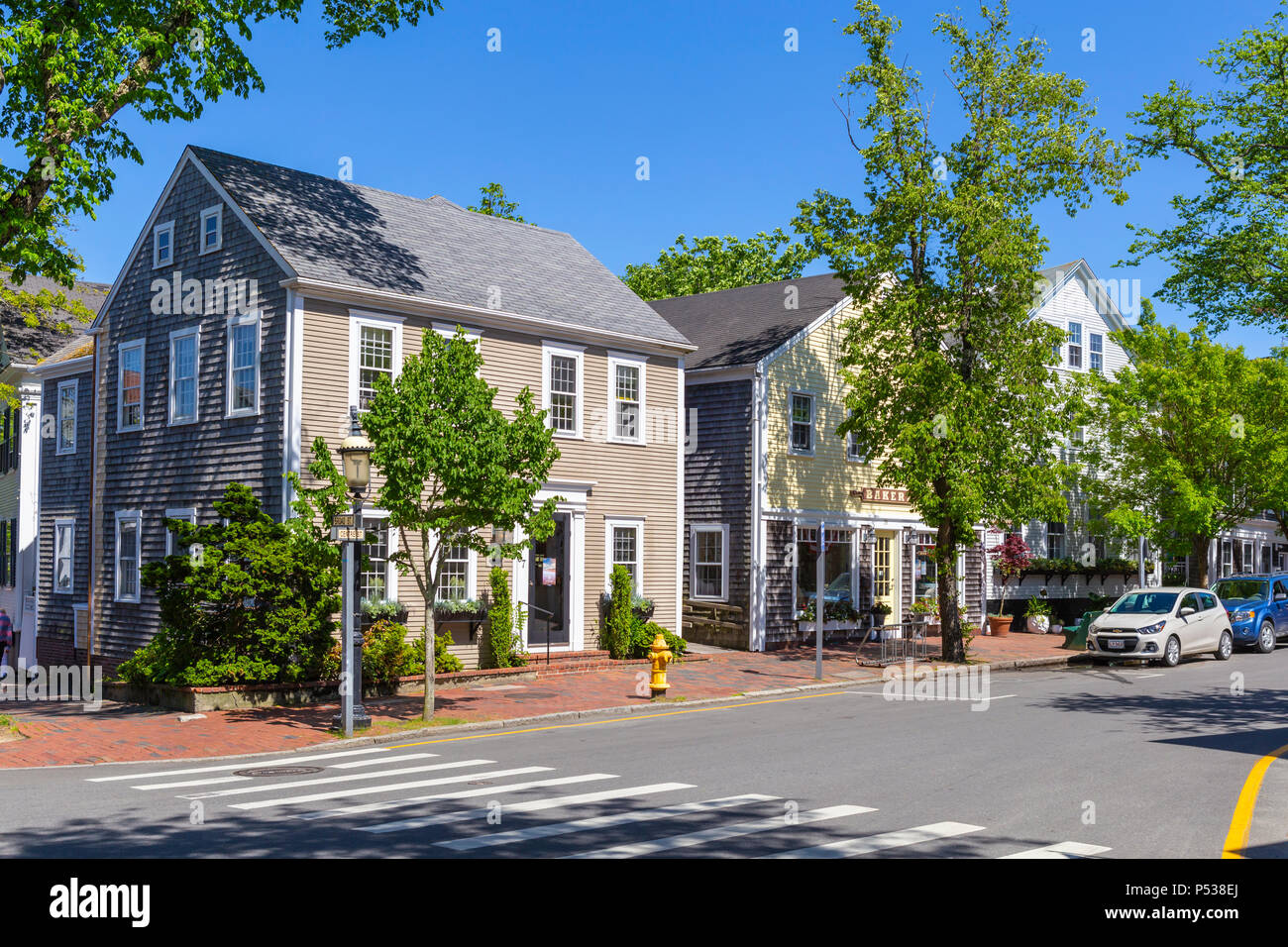 Gebäude und Geschäfte entlang der Breiten Straße in Nantucket, Massachusetts. Stockfoto