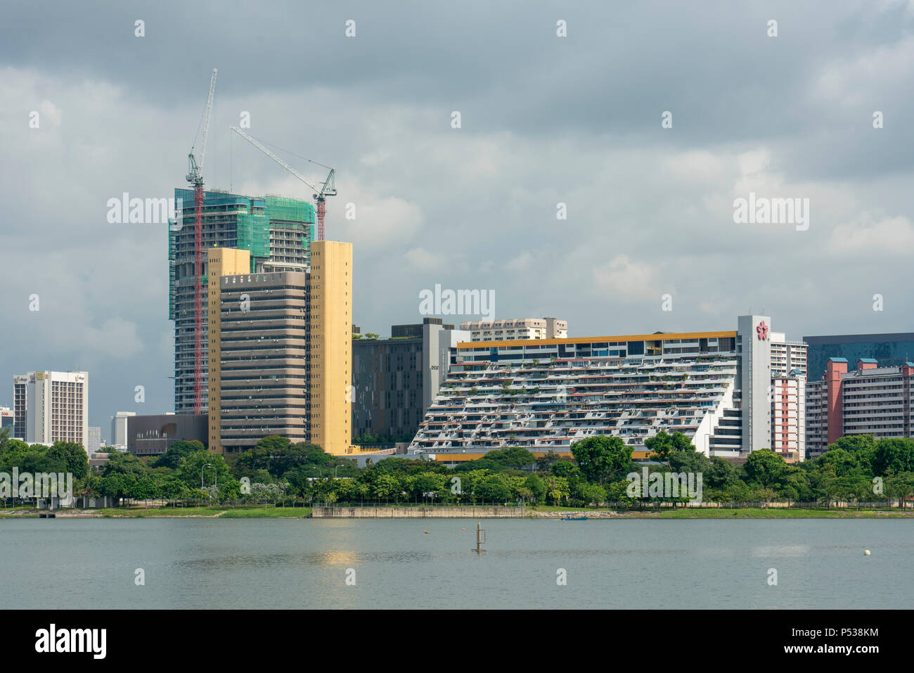 Golden Mile Complex ist eine gewerbliche und private Gebäude an der Beach Road in Kallang, Singapur steigen. Das Gebäude war früher als ganz kurz mögen Hup bekannt Stockfoto
