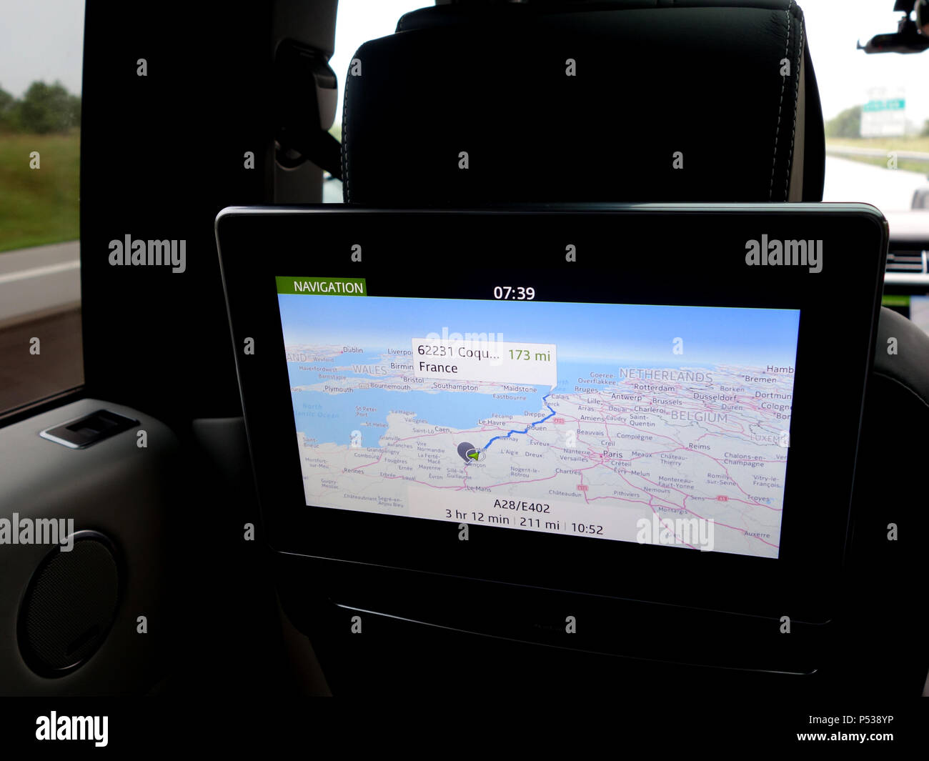 Hinteren Sitzbereich individuelle TV-Monitor und Entertainment System mit Navi route zeigt live Informationen für die hinten sitzenden Passagiere auf der Route Stockfoto