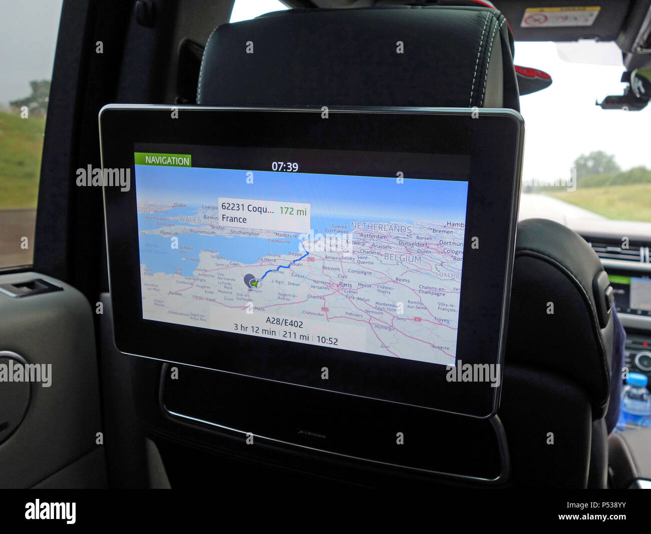 Hinteren Sitzbereich individuelle TV-Monitor und Entertainment System mit Navi route zeigt live Informationen für die hinten sitzenden Passagiere auf der Route Stockfoto