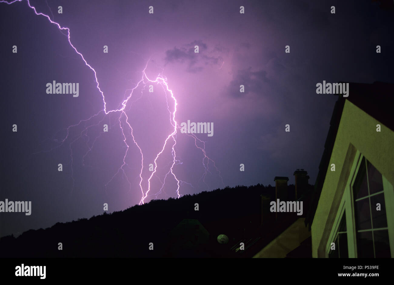 Ein Blitz über die Stadt Budapest, Ungarn, bei einem schweren Gewitter im Sommer Stockfoto