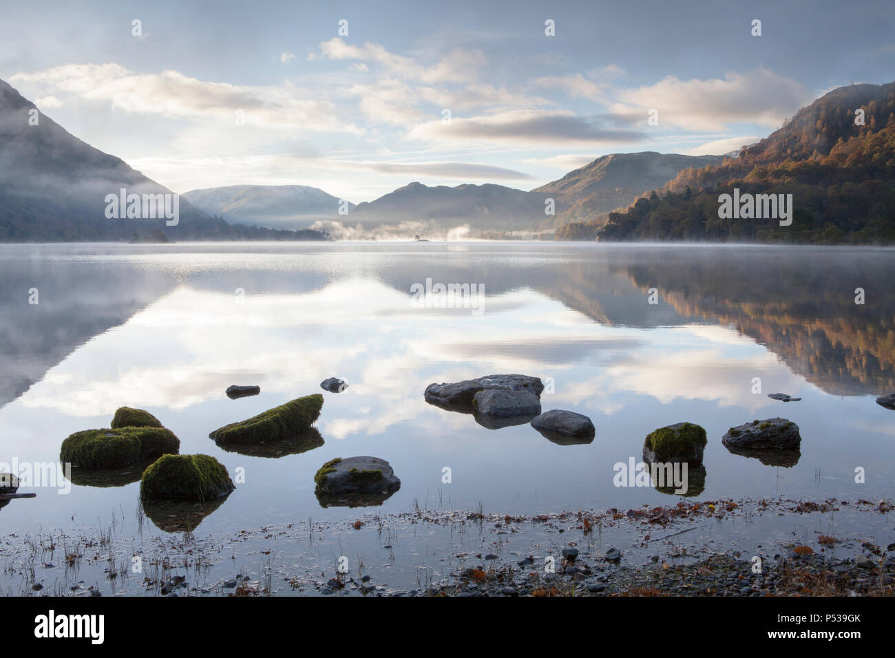 Eine ruhige noch Morgen am Ufer des Ullswater im Lake District National Park Stockfoto