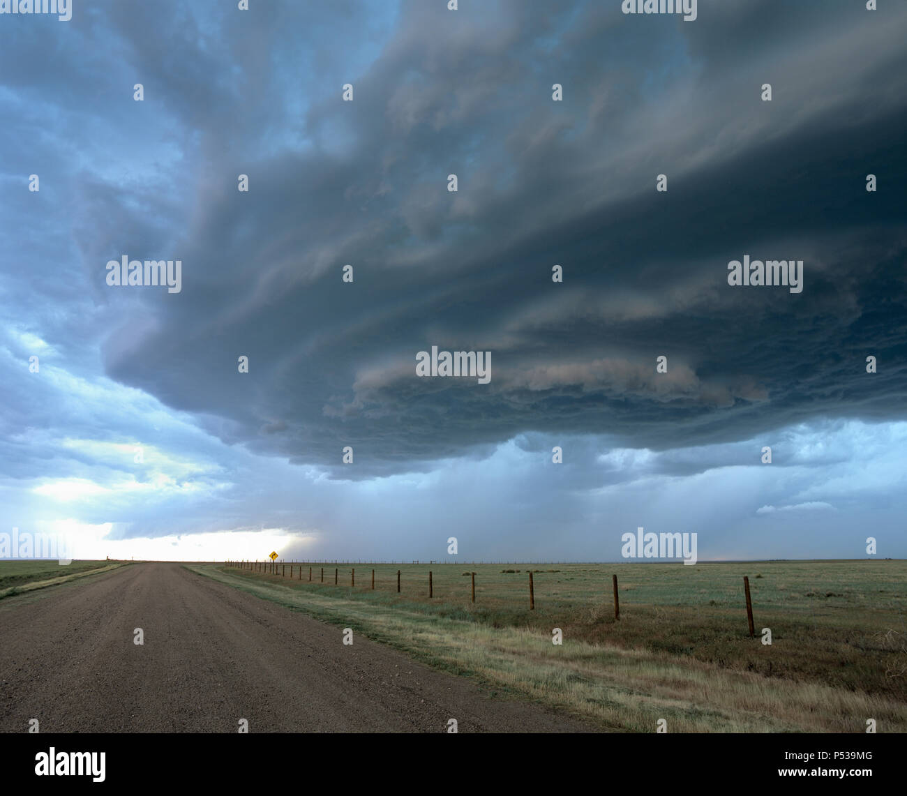 Eine Wand cloud Formulare unter einer rotierenden supercell Thunderstorm, über Ackerland in Nebraska, USA Stockfoto