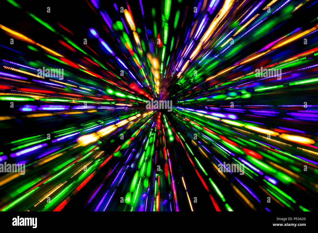 Diagonale Linien verwischt der Farbe leuchten ist auf dunklem Hintergrund konvergiert. Bunte Lichter verschwommen durch Bewegung. Stockfoto