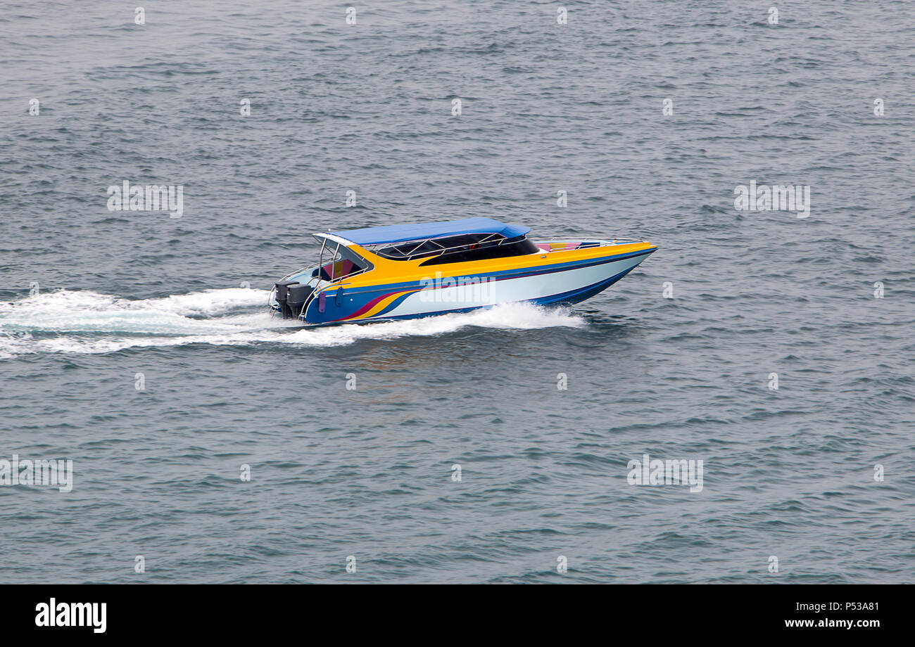 Ein Motorboot fährt schnell auf dem Meer. Stockfoto