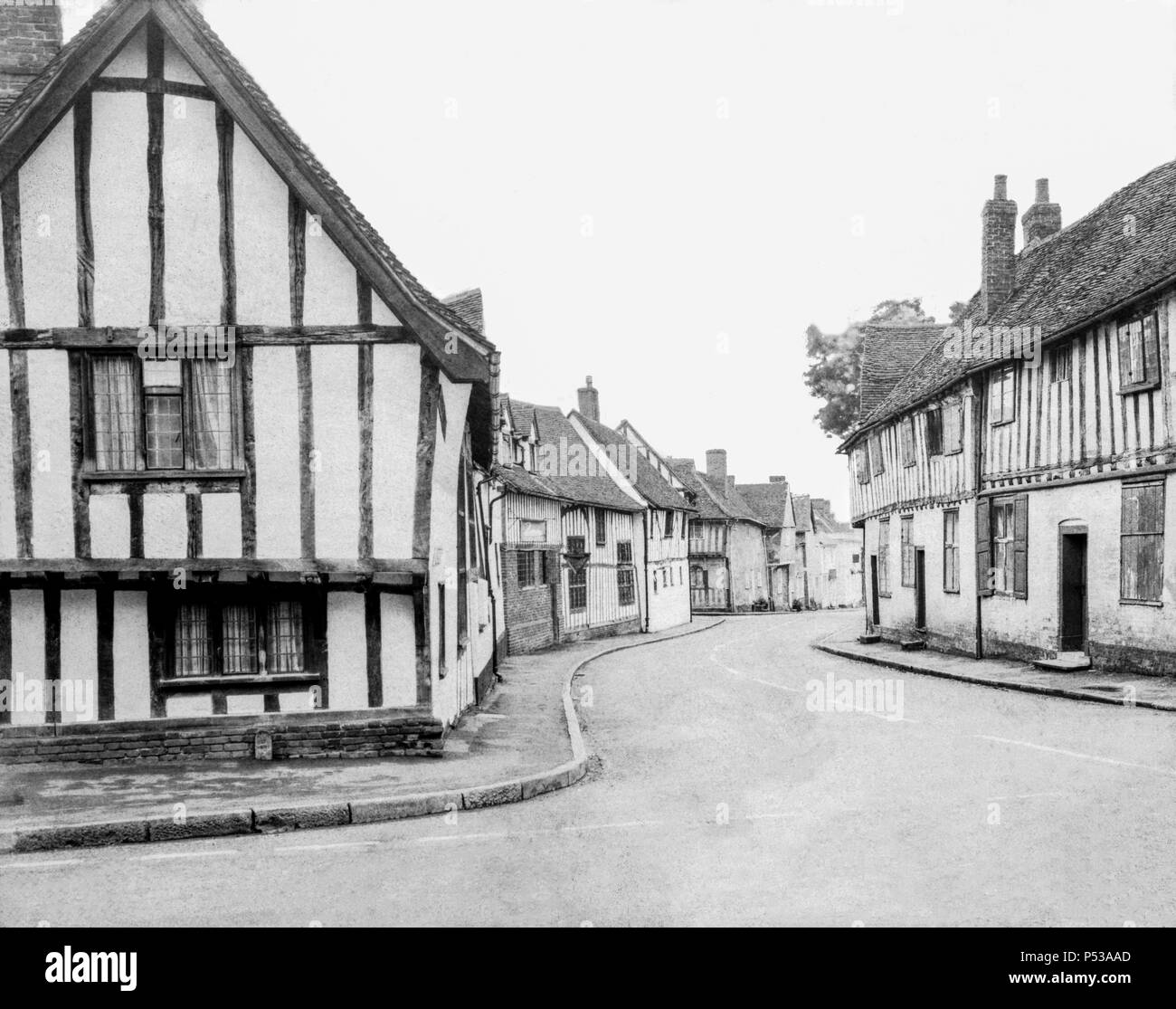 Fachwerkhäuser mittelalterlichen Gebäuden (The Swan Hotel & Wasser Straße) in Lavenham, Suffolk UK auf einem Papier negative auf einem 5x4-Kamera um 1972 übernommen. Stockfoto