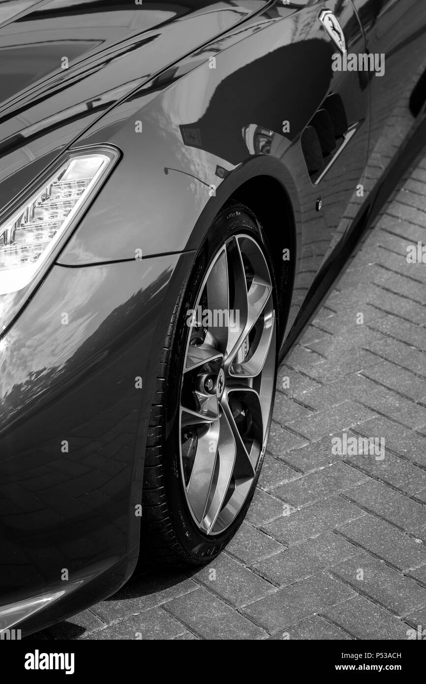 Ein modernes FERRARI GTC 4Lusso T auf dem Display. Stockfoto