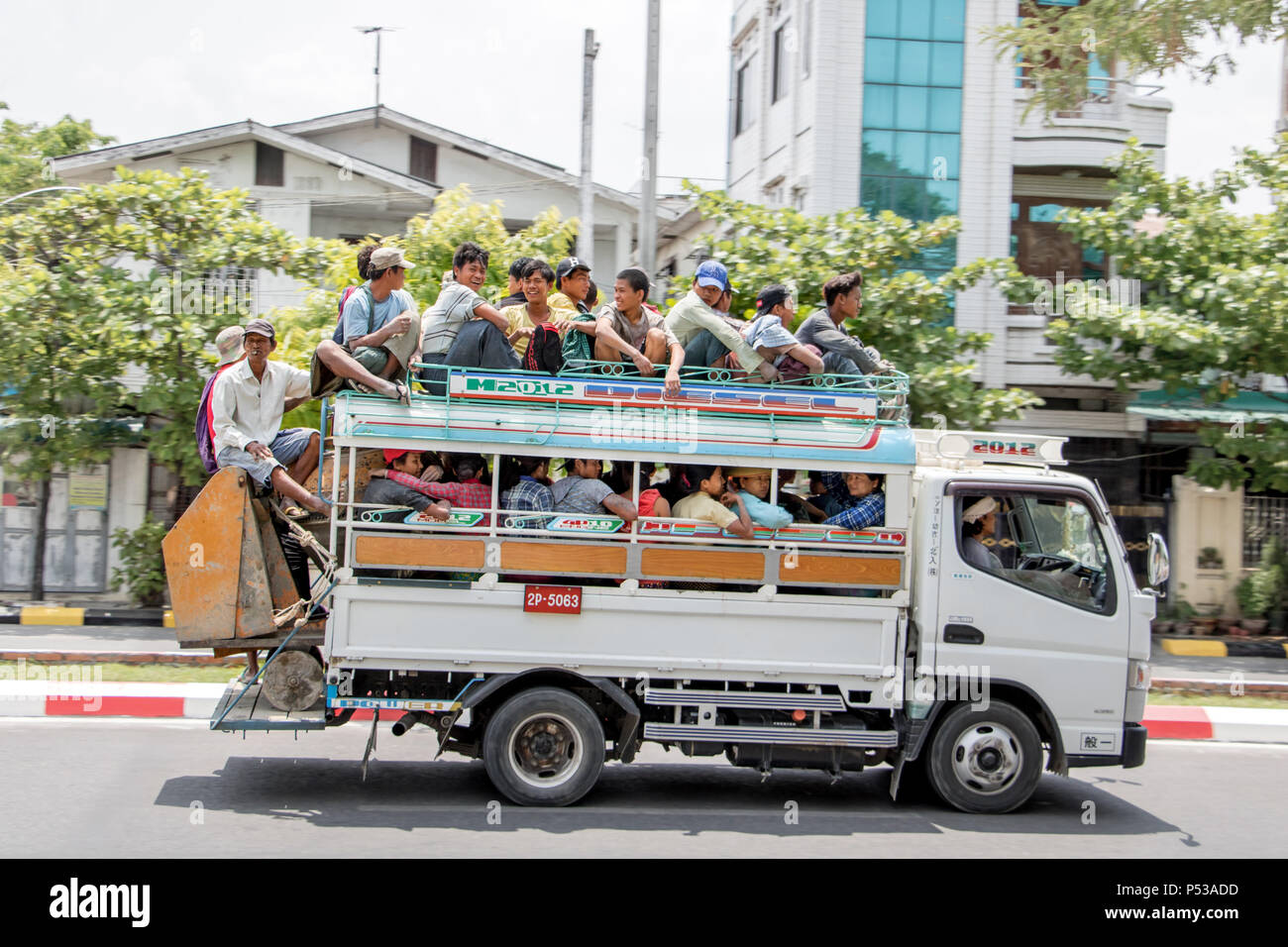 MYANMAR, Mandalay, 20. Mai 2018, traditionelle Transport von Material und Menschen in Myanmar. Die Menschen reisen auf dem Dach der Lkw überfüllt. Stockfoto
