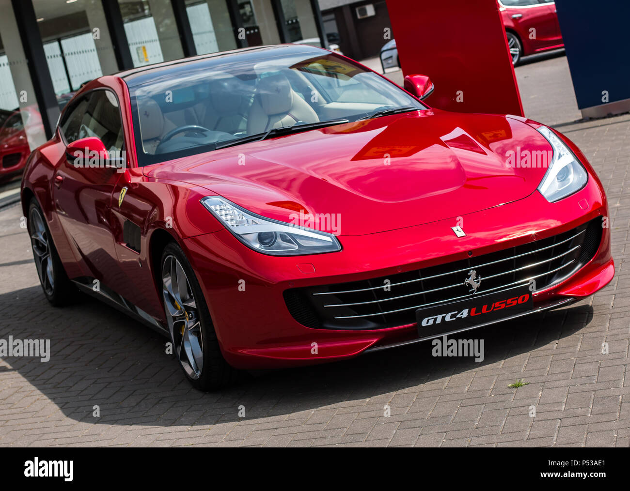 Ein modernes FERRARI GTC 4Lusso T auf dem Display. Stockfoto