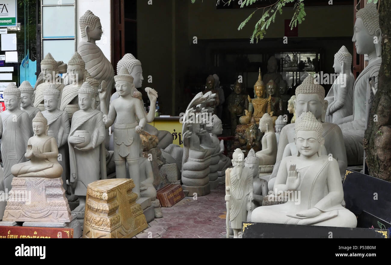 Phnom Penh ist berühmt für die vielen Läden mit Skulpturen aus Stein. Stockfoto