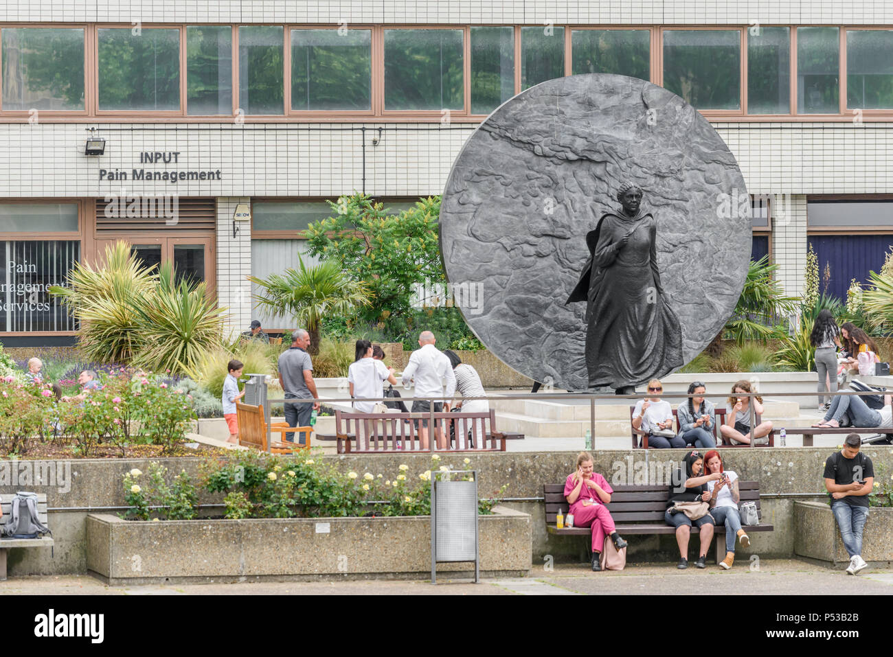 Bronze memorial Statue der Maria Seacole, auf dem Gelände des St. Thomas Hospital, von Florence Nightingale, Westminster, London, England gegründet. Stockfoto