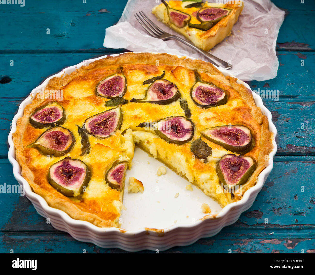 Quiche mit Feigen, Halloumi Käse und Basilikum Stockfoto