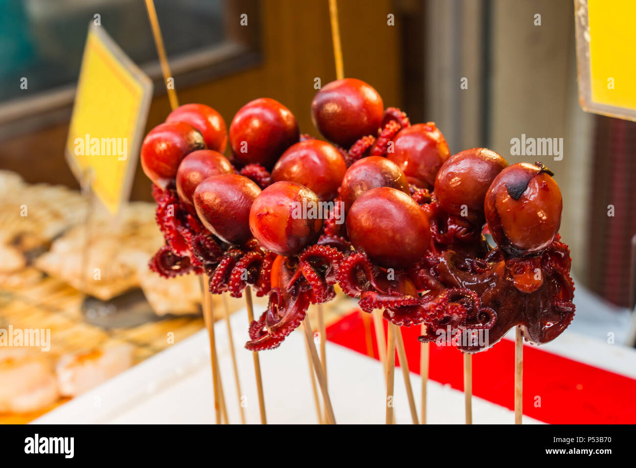 Tintenfische gefüllt mit einer Wachtel Ei an Markt in Kyoto. Japan Stockfoto