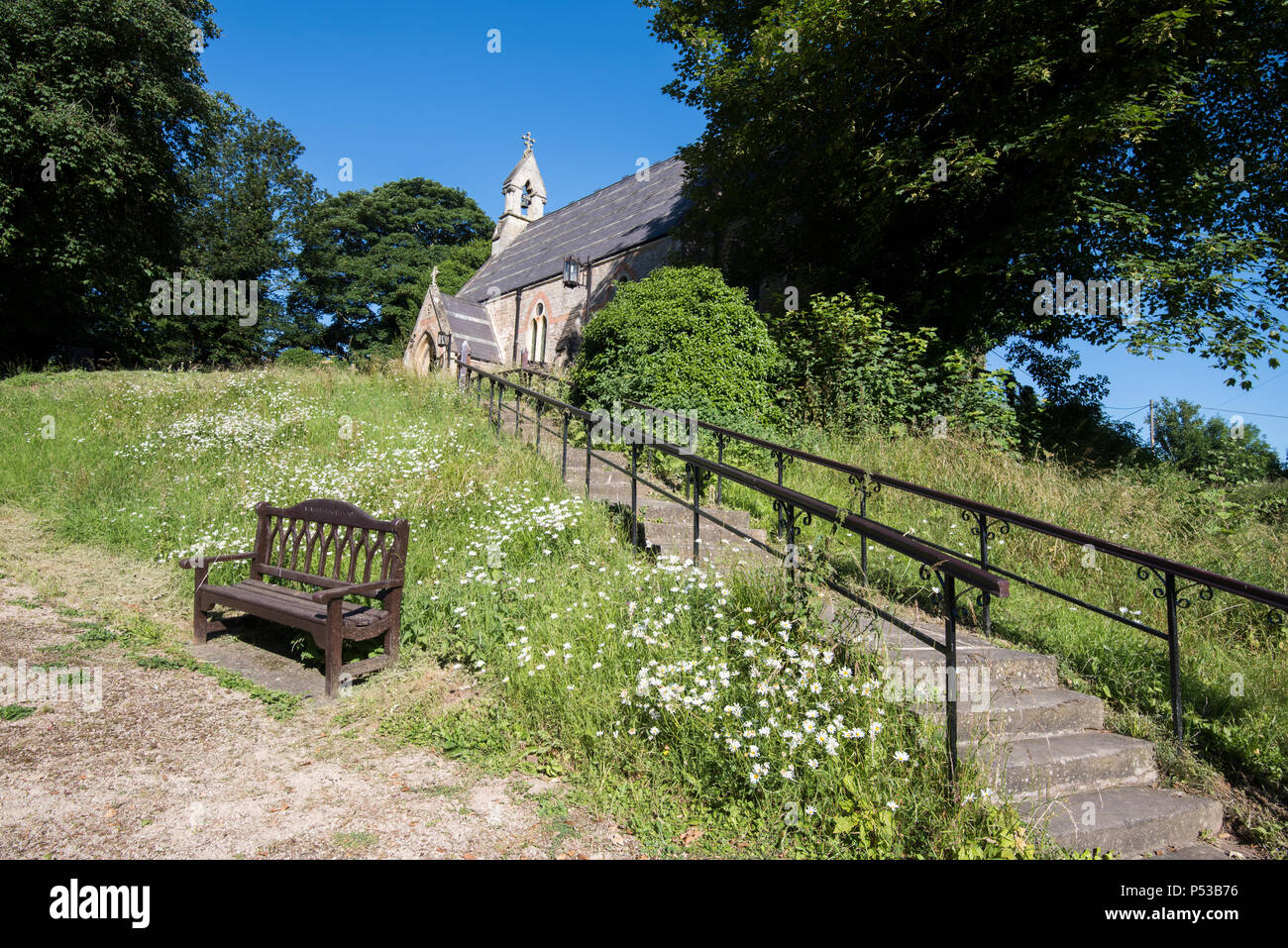 Sommer in der Kirche der Heiligen Dreifaltigkeit in Bulcote, Nottinghamshire England Großbritannien Stockfoto