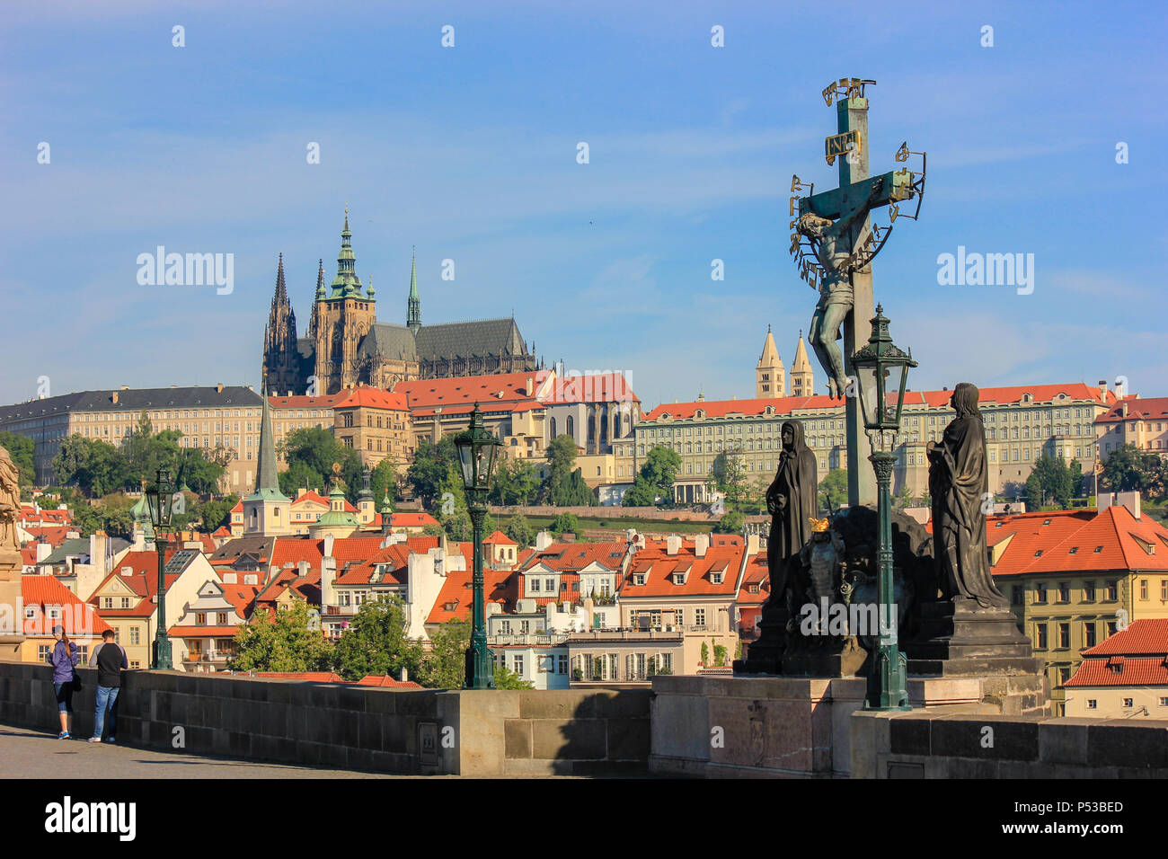 Blick auf St. Vitus Kathedrale und Prager Burg von der Karlsbrücke in der Tschechischen Republik Stockfoto