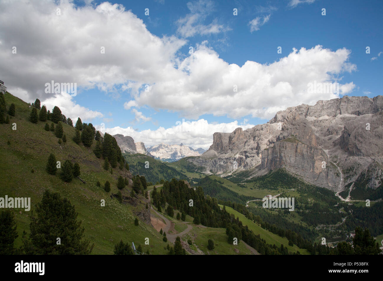 Der Passo Gardena Grodner Joch unterhalb der Sella Gruppe und Grand Cir-Wolkenstein Gröden Dolomiten Italien vorbei Stockfoto