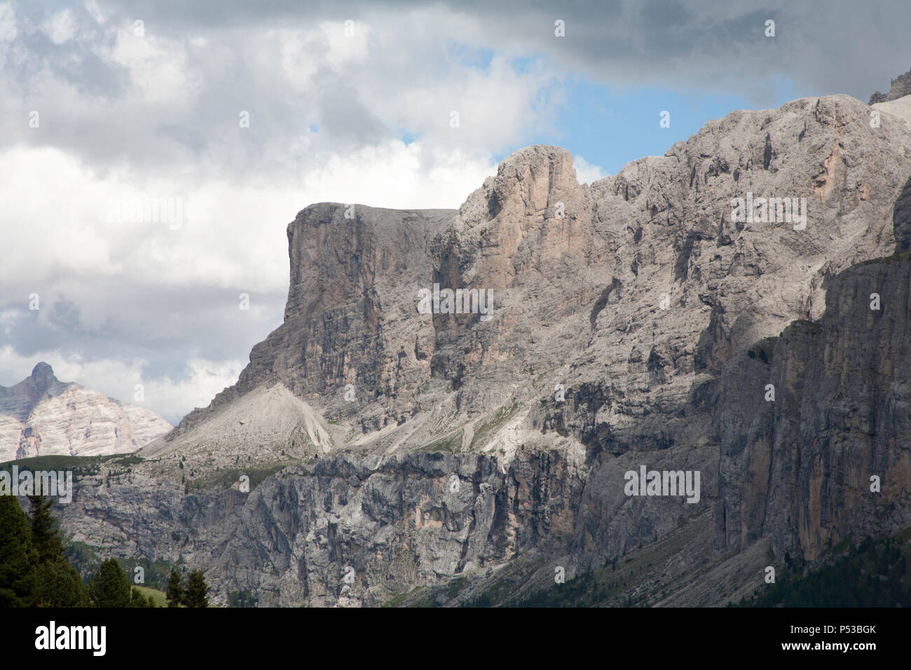 Cloud durch Campanili de Murfreit und Bindelturm T de Murfreitthe Sella Gruppe von Plan de Gralba Wolkenstein Gröden Dolomiten Italien Stockfoto