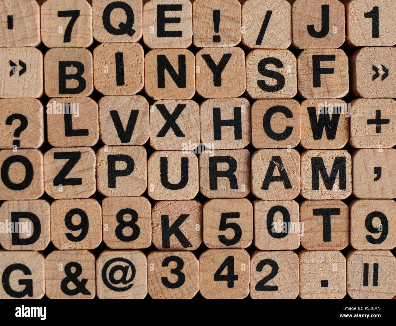 Buchstaben und Zahlen auf Holzklötze/Würfel - Buchdruck Stockfoto