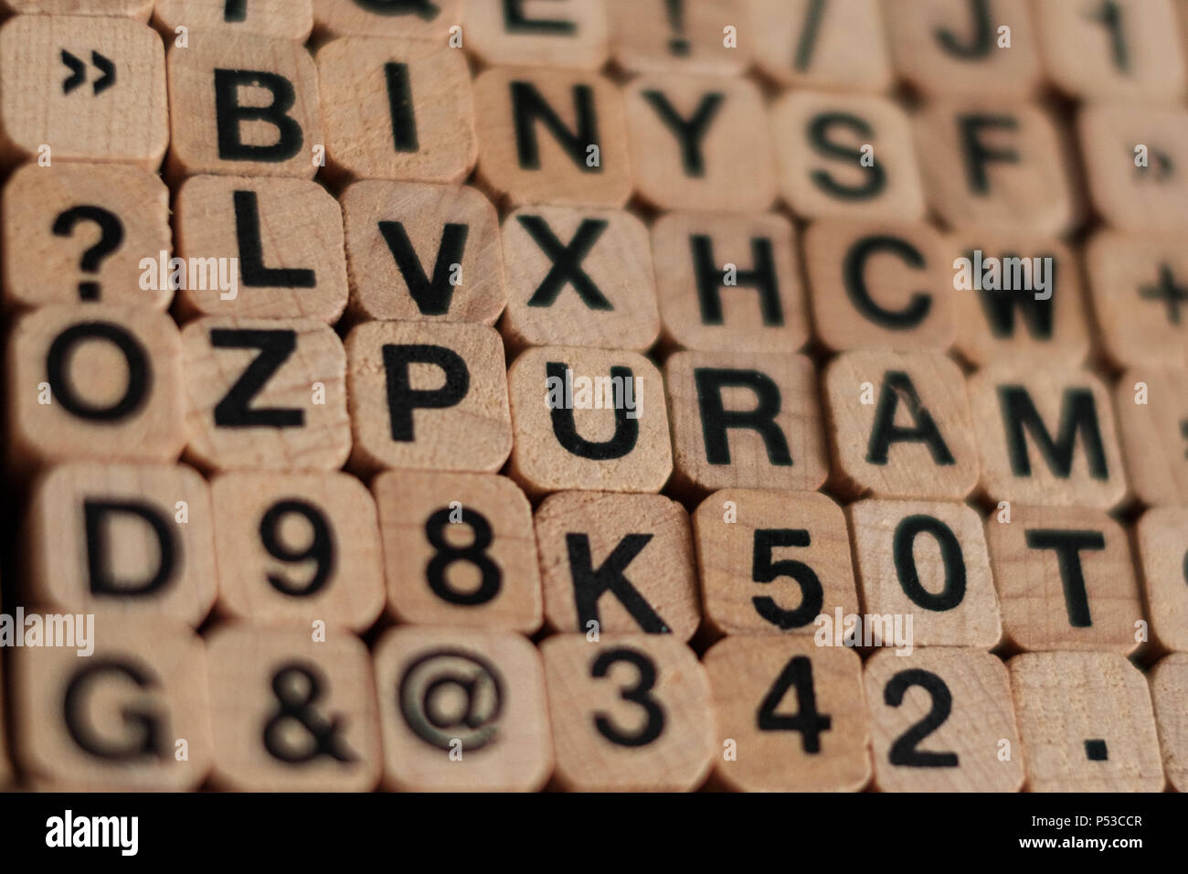 Alphabet Buchstaben, Zahlen auf Holz Würfel brief Stempel - Stockfoto