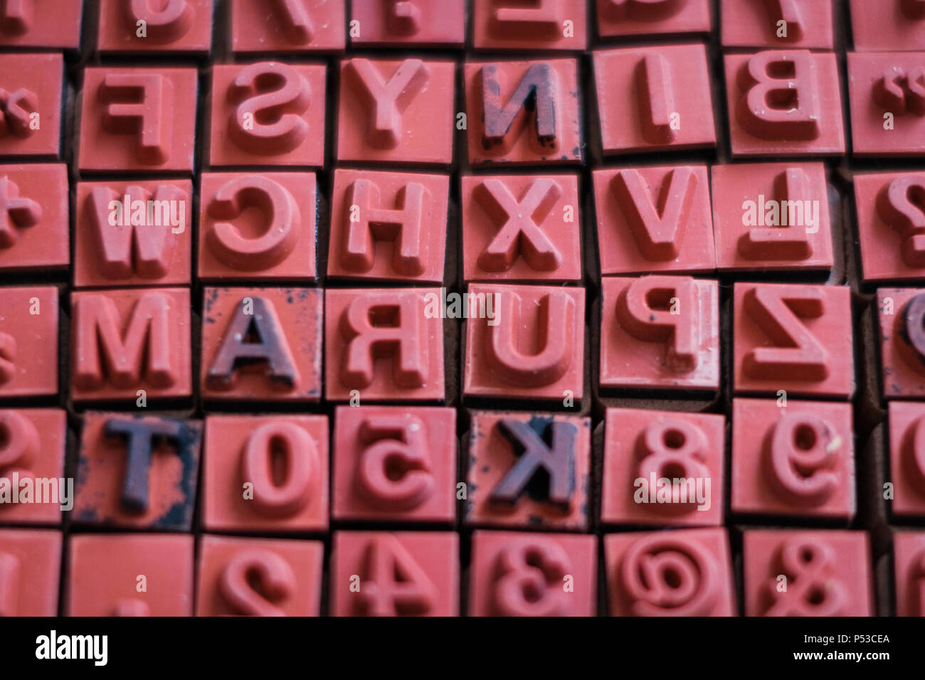 Brief und Anzahl Briefmarken Makro - Alphabet Buchdruck Stockfoto