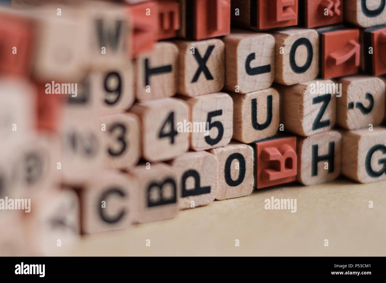 Buchstaben und Zahlen auf Holzklötze/Würfel - Buchdruck Stockfoto