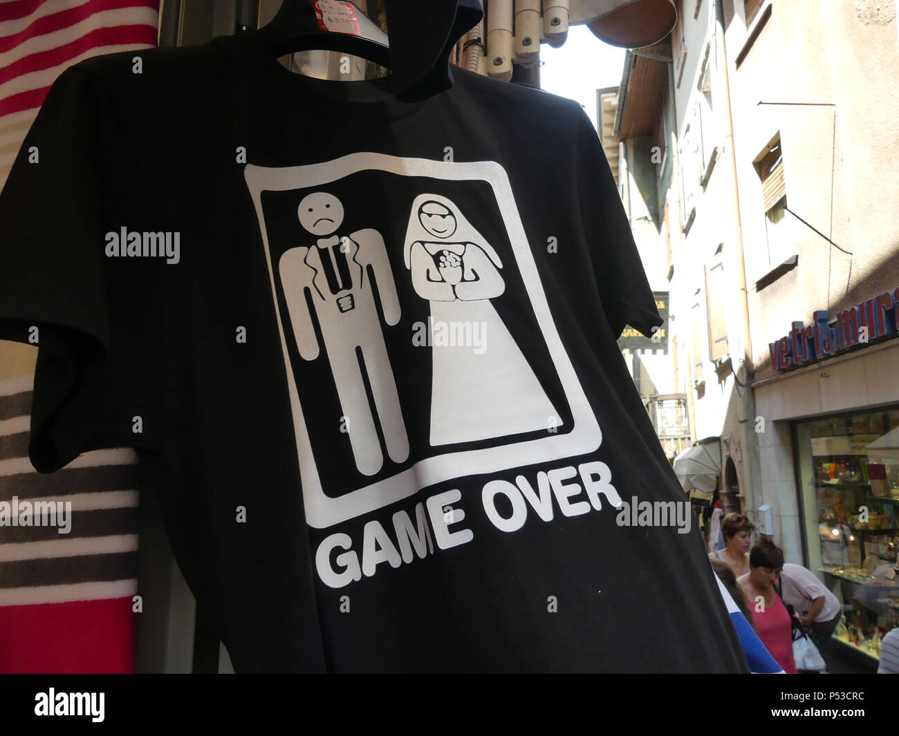 GAME OVER T-Shirt in Simione am Gardasee in Norditalien. Foto: Tony Gale Stockfoto