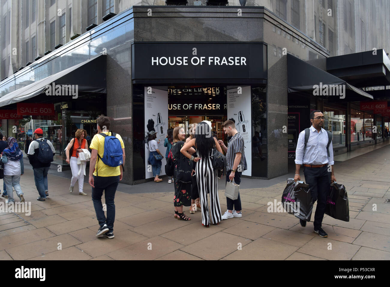 Käufer und Touristen vorbei an den Department Store House of Fraser auf der Oxford Street in Central London. Das Unternehmen board haben die Schließung angekündigt Stockfoto