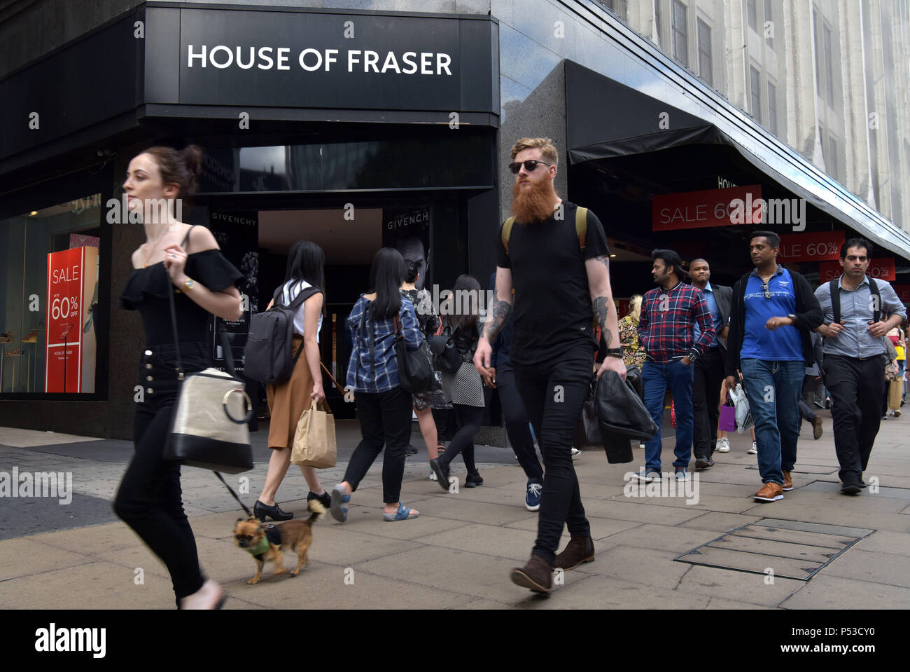 Käufer und Touristen vorbei an den Department Store House of Fraser auf der Oxford Street in Central London. Das Unternehmen board haben die Schließung angekündigt Stockfoto