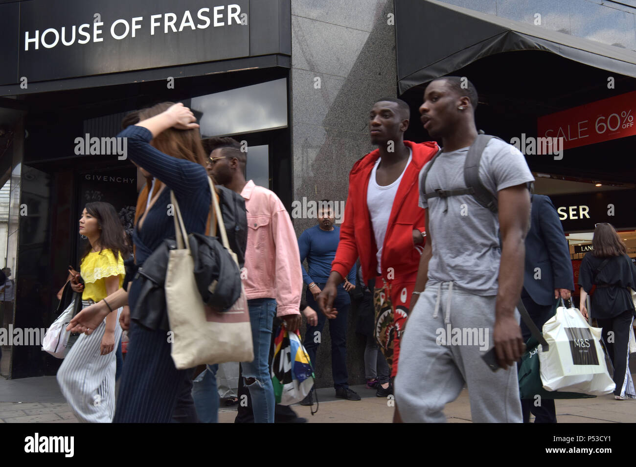 Käufer und Touristen vorbei an den Department Store House of Fraser auf der Oxford Street in Central London. Das Unternehmen board haben die Schließung angekündigt Stockfoto