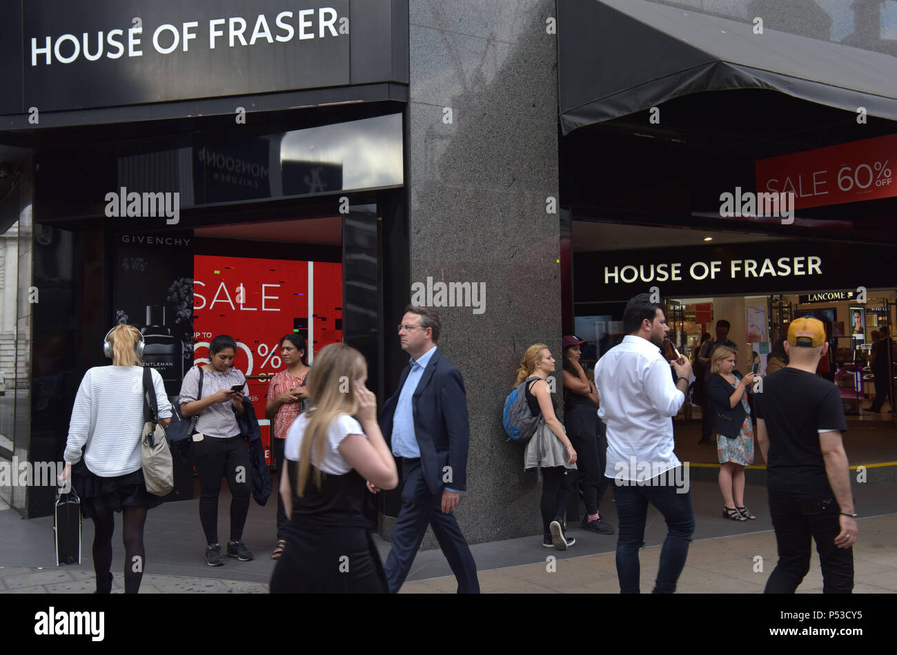 Käufer und Touristen vorbei an den Department Store House of Fraser auf der Oxford Street in Central London. Das Unternehmen board haben die Schließung angekündigt Stockfoto