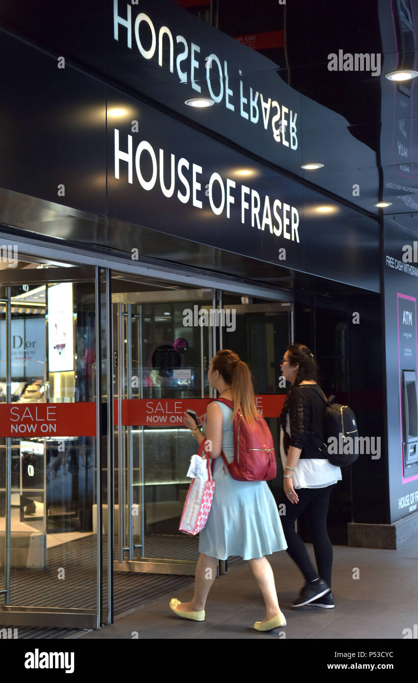 Käufer und Touristen vorbei an den Department Store House of Fraser auf der Oxford Street in Central London. Das Unternehmen board haben die Schließung angekündigt Stockfoto