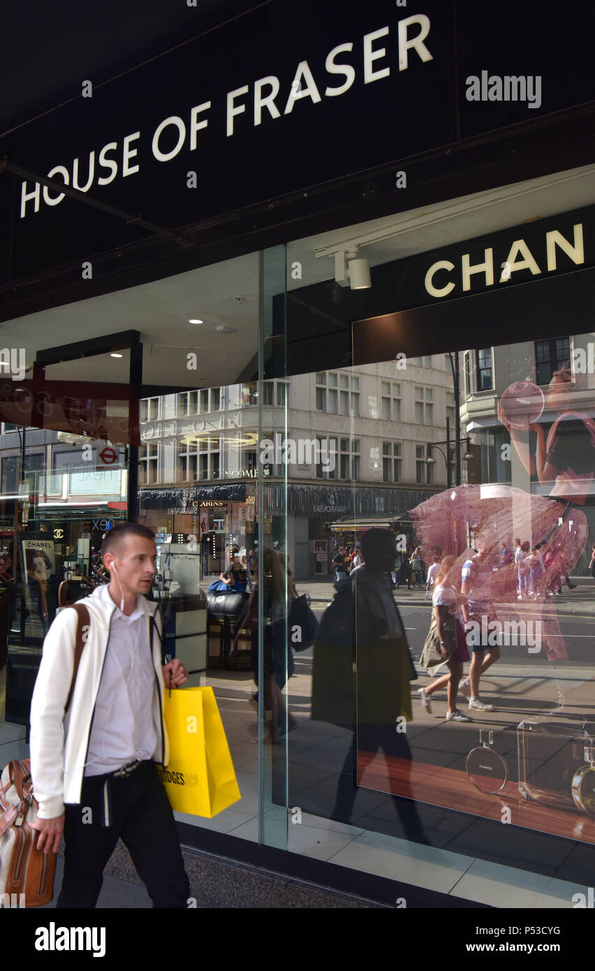 Käufer und Touristen vorbei an den Department Store House of Fraser auf der Oxford Street in Central London. Das Unternehmen board haben die Schließung angekündigt Stockfoto